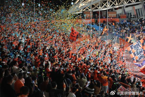 观众热情迎来世界级足球赛事的句子